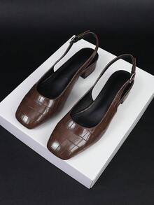 Sandalias slip-on de tacón bajo con punta cuadrada y estampado de cocodrilo marrón, estilo versátil de transporte, diseño de nicho estadounidense retro, textura de piedra visible, suela suave y transpirable, esencial para el uso diario - Marrón - Ver 6