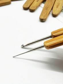 11件套单头钩针套装，尺寸0.5mm-3.0mm，天然竹柄，适用于细线钩织、玩偶钩织、蕾丝钩织等，也可用于编织钩针作品，是馈赠亲友的绝佳礼物。 - 碳化銀頭鉤針 - 查看 10