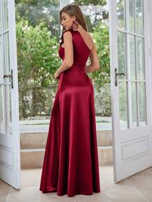 Vestido longo feminino elegante e charmoso, com decote assimétrico fluido, saia evasê e costas abertas, ideal para eventos de gala à noite. - Vermelho - Ver 2