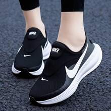 Nike 女士新款轻便透气网眼跑步鞋 - 黑與白 - 查看 2