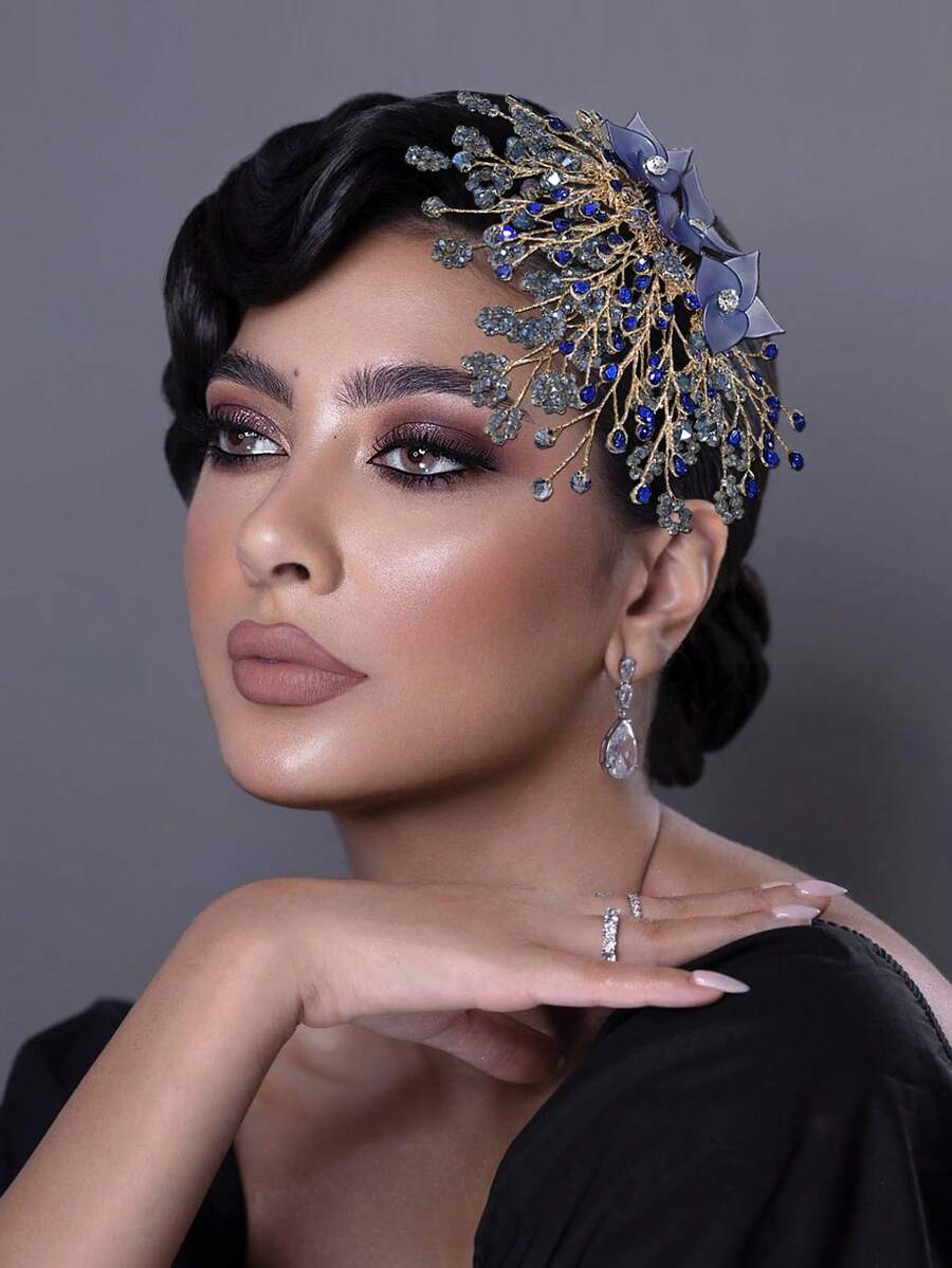 1个蓝色水晶花朵发梳，优雅水钻装饰侧边发饰，适合新娘、婚礼、庆典、派对、日常休闲佩戴，可作发梳、头饰。