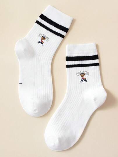 一双儿童四季袜，采用可爱的卡通熊图案，男女童皆宜，四季皆可穿着，简约运动休闲设计，配有平行黑色条纹，中筒袜，学生袜，派对套装