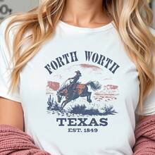 Fort Worth, Texas East. 1849 Cowboy Horse Desert Landscape Graphic T-Shirt - Casual Crew Neck Cotton Tees, Summer Breathable, Perfect Gift For Cowboy FansValentine Gift, Valentine Days,Going Out Tops,Vintage,Summer Outfits For Women,T-Shirt - 白色 - 查看 1