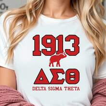 Delta Sigma Theta 1913 Red Elephant Graphic Black T-Shirt - Crew Neck Cotton Tee, Long Wavy Blonde Hair Model, Delicate Necklace, Casual Breathable Summer Shirt For DST Sorority Members, Perfect Gift For Delta Sigma Theta FansValentine Gift, Valentine Days,Going Out Tops,Vintage,Summer Outfits For Women,T-Shirt - 白色 - 查看 7