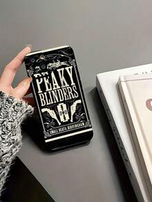 Póster de Peaky Blinders con armas, caballos y navajas. Esta elegante funda es compatible con Samsung, Apple, VIVO, OPPO, , Transsion, ,  y Honor. Fabricada en silicona TPU, ofrece protección contra golpes y caídas, además de una sensación superior. Es un regalo ideal para familiares, amigos y seres queridos, y la opción perfecta para San Valentín y Año Nuevo. - Negro - Ver 6