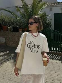 大码“It's Giving Mrs”图案宽松短袖T恤 - 准新娘T恤、新婚T恤、订婚礼物、蜜月T恤、婚礼当天T恤、老婆范儿、新娘白色休闲夏季T恤 - 白色 - 查看 1