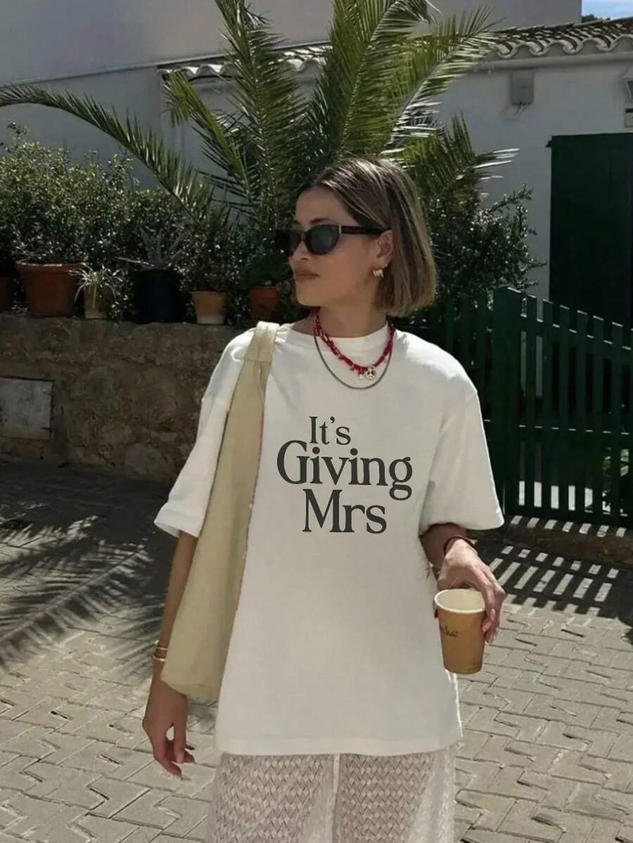 大码“It's Giving Mrs”图案宽松短袖T恤 - 准新娘T恤、新婚T恤、订婚礼物、蜜月T恤、婚礼当天T恤、老婆范儿、新娘白色休闲夏季T恤 - 白色 - 查看 1