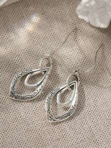 一对复古简约风格银色镂空雕刻耳环，古典艺术风格，展现女性优雅气质，是节日礼物的理想之选。 - 銀色 - 查看 3