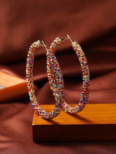 1 par de pendientes con forma de C con 7 colores de diamante de imitación, adecuados para el uso diario de las mujeres y como regalo