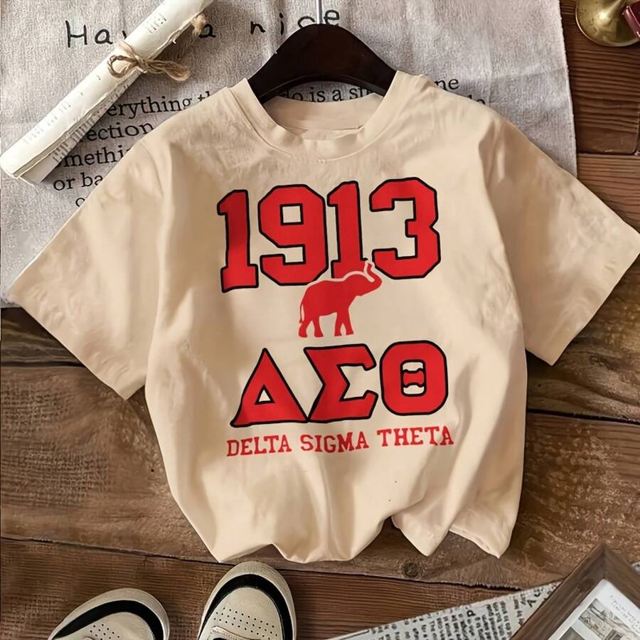 Delta Sigma Theta 1913 Red Elephant Graphic Black T-Shirt - Crew Neck Cotton Tee, Long Wavy Blonde Hair Model, Delicate Necklace, Casual Breathable Summer Shirt For DST Sorority Members, Perfect Gift For Delta Sigma Theta FansValentine Gift, Valentine Days,Going Out Tops,Vintage,Summer Outfits For Women,T-Shirt - 杏色 - 查看 1