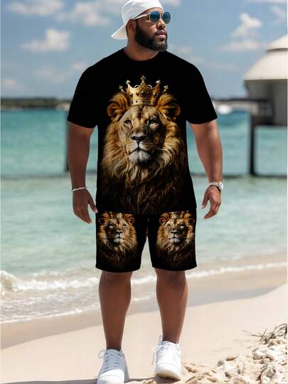 加大码男士丛林动物印花黑色休闲短袖两件套，金色狮头皇冠图案加大码夏季套装，适合日常穿着、嘻哈、健身等多种场合。