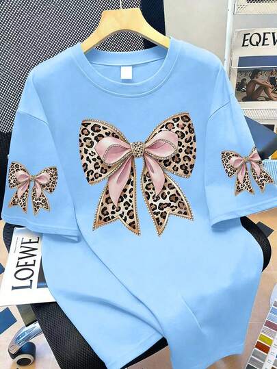 Tee-shirt décontracté à col rond avec nœud et imprimé léopard pour femmes grandes tailles. Convient pour les vacances d'été, la Saint-Valentin, la Fête des Mères, les cadeaux pour maman, la remise des diplômes. Manches courtes à imprimé mode. Convient pour les vacances d'été, la plage, les vacances, le printemps, les tenues de carnaval