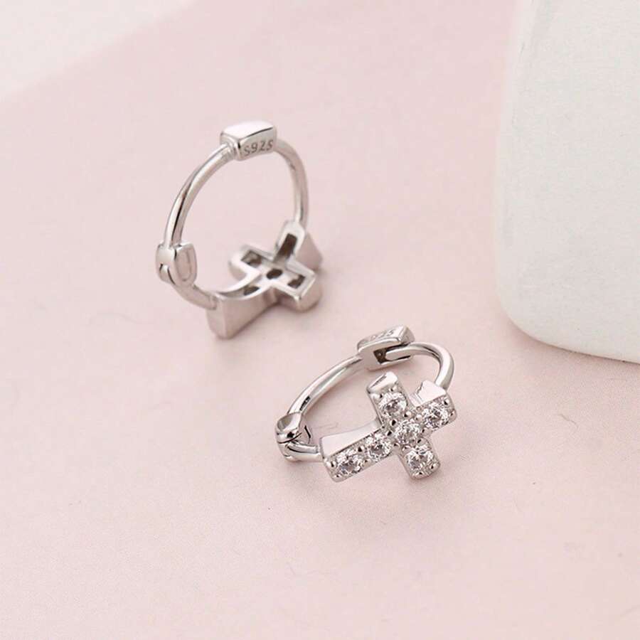 一对简约925纯银镶嵌白色锆石十字耳环，小巧圆润，适合日常佩戴，高品质女士配饰，也是馈赠佳品。 - RS0021-S - 查看 1