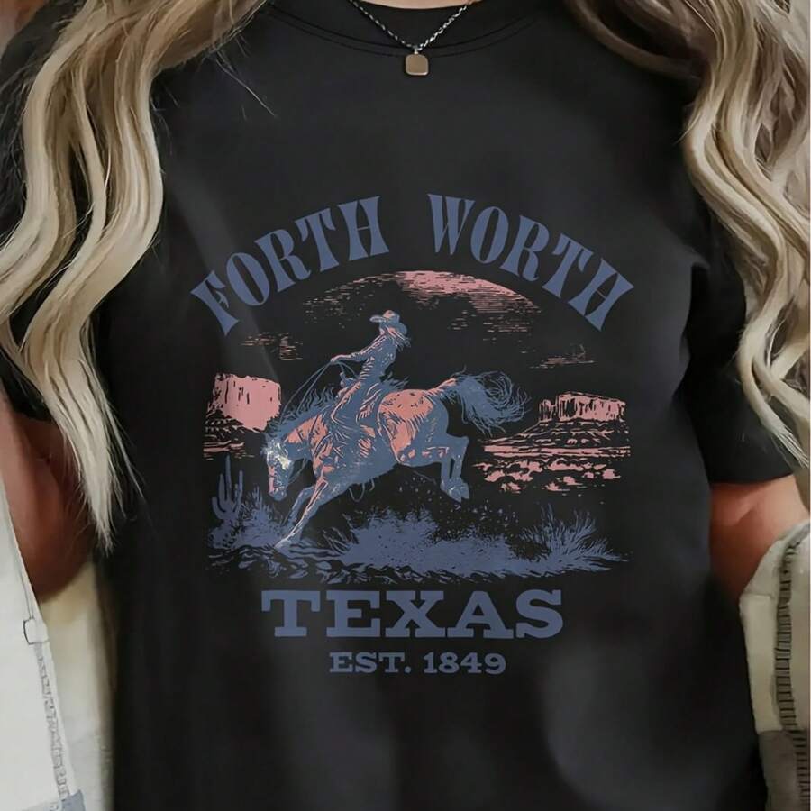 Fort Worth, Texas East. 1849 Cowboy Horse Desert Landscape Graphic T-Shirt - Casual Crew Neck Cotton Tees, Summer Breathable, Perfect Gift For Cowboy FansValentine Gift, Valentine Days,Going Out Tops,Vintage,Summer Outfits For Women,T-Shirt - 黑色 - 查看 1