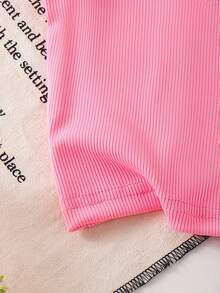两件套女婴无袖荷叶边纽扣装饰上衣和时尚草莓做旧印花牛仔裤套装 - 粉色 - 查看 5