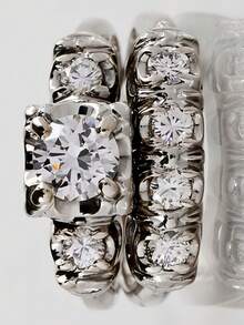 两枚奢华闪亮女士订婚戒指，镀银镶嵌闪亮合成锆石，适合婚礼、新娘、珠宝佩戴，是周年纪念日、情人节和生日的完美礼物。 - 銀色 - 查看 2