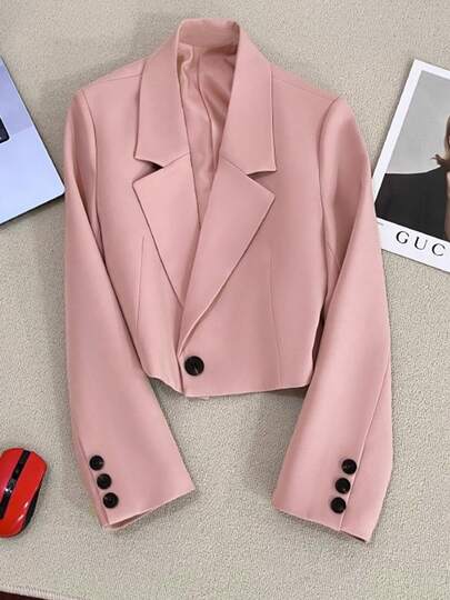 新款春秋季设计师短款西装外套，提升您的整体造型。这款简约休闲的女士短款西装外套，散发着优雅、青春活力。适合出席宴会、婚礼、情人节或其他重要场合，以及各种派对。