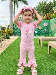 Conjunto de verano para bebé niña: pelele de manga corta con estampado de flores de ganchillo y rayas, pantalones acampanados y diadema con lazo 3 piezas. - Rosa - Ver 2