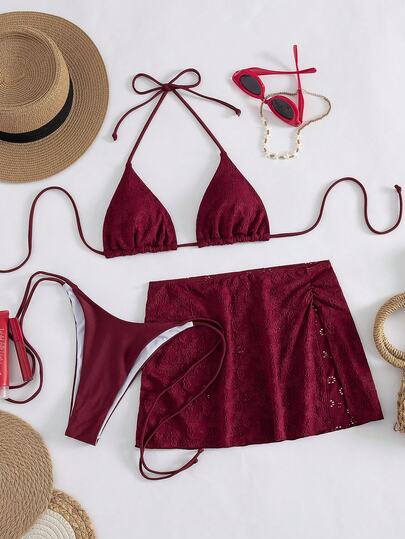 Bộ bikini nữ 3 mảnh, chất liệu ren màu đỏ rượu vang, áo ngực tam giác, quần đùi buộc dây bên hông và váy ngắn xẻ tà, đồ bơi mùa hè gợi cảm cho kỳ nghỉ.