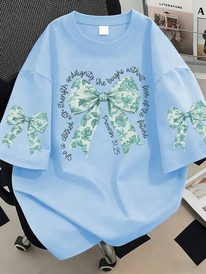 Plus Size Women Bow Slogan Print Casual Versatile Daily Wear Round Neck Short Sleeve T-Shirt, Suitable For Summer Vacation