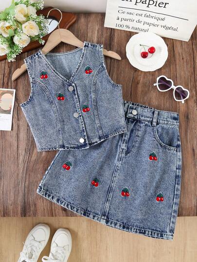 Bộ 2 món đồ thể thao ngoài trời dễ thương và cá tính cho bé gái, gồm áo croptop và áo vest thêu hình quả anh đào, cùng chân váy mini dáng suông kiểu retro, thích hợp cho mùa hè.