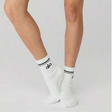 1 par de calcetines tipo cuello medio Throwback de Alo Yoga (unisex) - Blanco - Ver 2