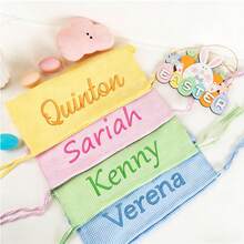 1 件个性化复活节篮子内衬（此链接仅包含内衬，不含篮子），采用精美条纹面料制成。可定制您的名字或首字母缩写。兔子造型篮子套装包含：1 个手工制作的复活节篮子内衬（绣有您的名字或首字母缩写，不含篮子）、1 个复活节彩蛋寻宝篮、1 个绣有名字的礼品袋以及高品质刺绣棉布。这是为您的复活节彩蛋寻宝活动增添特别意义的完美复活节礼物。 - 彩色 - 查看 10