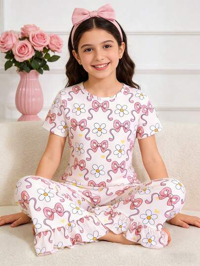 两件套女童休闲粉色蝴蝶结印花套装，短袖圆领上衣搭配印花长裤家居服套装，面料舒适，适合春夏日常休闲穿着。