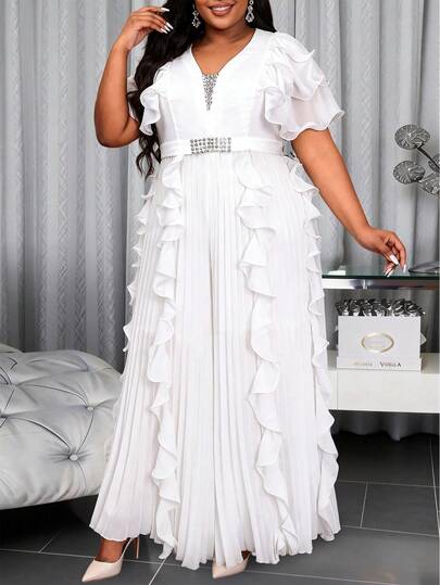 大码女式白色褶皱荷叶边优雅连体裤，V领设计，配水钻腰带，适合教堂等正式场合