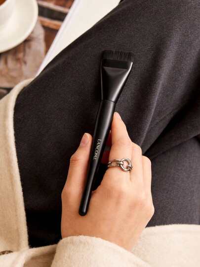 Lancôme 1pc Flat Top Foundation Brush, Non-Absorbing Bristles, Creates Seamless, Lightweight & Long-Lasting Foundation, Suitable For Liquid & Cream Formulas