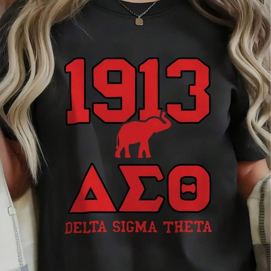 Delta Sigma Theta 1913 Red Elephant Graphic Black T-Shirt - Crew Neck Cotton Tee, Long Wavy Blonde Hair Model, Delicate Necklace, Casual Breathable Summer Shirt For DST Sorority Members, Perfect Gift For Delta Sigma Theta FansValentine Gift, Valentine Days,Going Out Tops,Vintage,Summer Outfits For Women,T-Shirt - 黑色 - 查看 1
