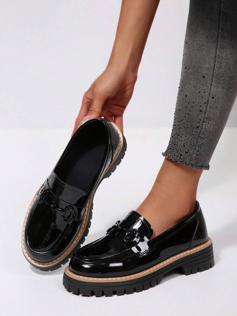 女士厚底圆头黑色漆皮装饰乐福鞋，休闲日常通勤学生鞋，适合所有季节