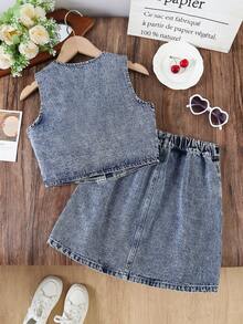 Bộ 2 món đồ thể thao ngoài trời dễ thương và cá tính cho bé gái, gồm áo croptop và áo vest thêu hình quả anh đào, cùng chân váy mini dáng suông kiểu retro, thích hợp cho mùa hè. - Rửa nhẹ - Xem 2