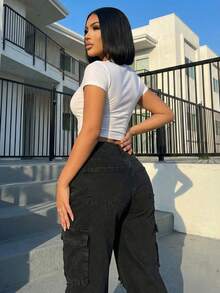 Pantalones cargo de mezclilla para mujer con detalles desgastados, bolsillos funcionales y cierre con botón. Diseño con estilo retro para salir - Negro - Ver 2