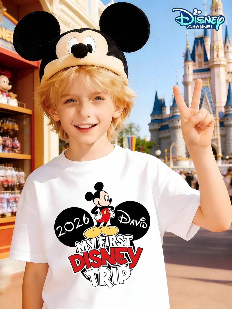 The 2026 New Boys' Disney Mickey Mouse "My First Disney Trip" Themed Short-Sleeved T-Shirt Is A Must-Have For Kids' Theme Park Getaways And Family Outings. It's Perfect For A Variety Of Occasions Including Disney World Visits, Birthday Parties, School Days, Weekend Trips, Beach Days, Park Walks, Playdate Gatherings, And Family Photo Shoots. Featuring An Exclusive "My First Disney Trip 2026" Commemorative Logo And The Classic Mickey Mouse Cartoon Graphic, It's Sure To Catch The Eye. This Signature Piece For The 2026 Disney Travel Season Fulfills Parents' Desire To Create Unique Travel Memories For Their Little Ones. It's Also Ideal For Casual Moments Like School Days, After-School Activities, And Holiday Parties, Making It A Standout Piece For Sharing Your Child's Theme Park Check-In Photos And Social Media Snaps. - trắng - Xem 1