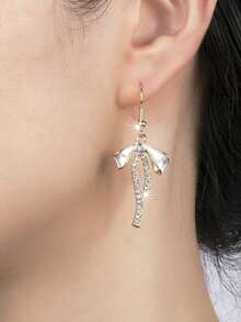 一对时尚优雅奢华甜美简约百搭珐琅耳环，包含四瓣花、五叶草、六瓣雏菊三种花型，颜色有粉色、白色、洋红色、橙色、紫色、红色、绿色可选，适合春夏日常佩戴和度假。 - 白色蝴蝶結耳鉤 - 查看 3