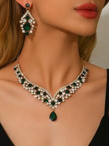 Conjunto de joyas con tono dorado y diamante de imitación verdes para mujeres | Collar en forma de V, pulsera y aretes colgantes para boda, fiesta, baile de graduación y gala - verde dorado - Ver 6