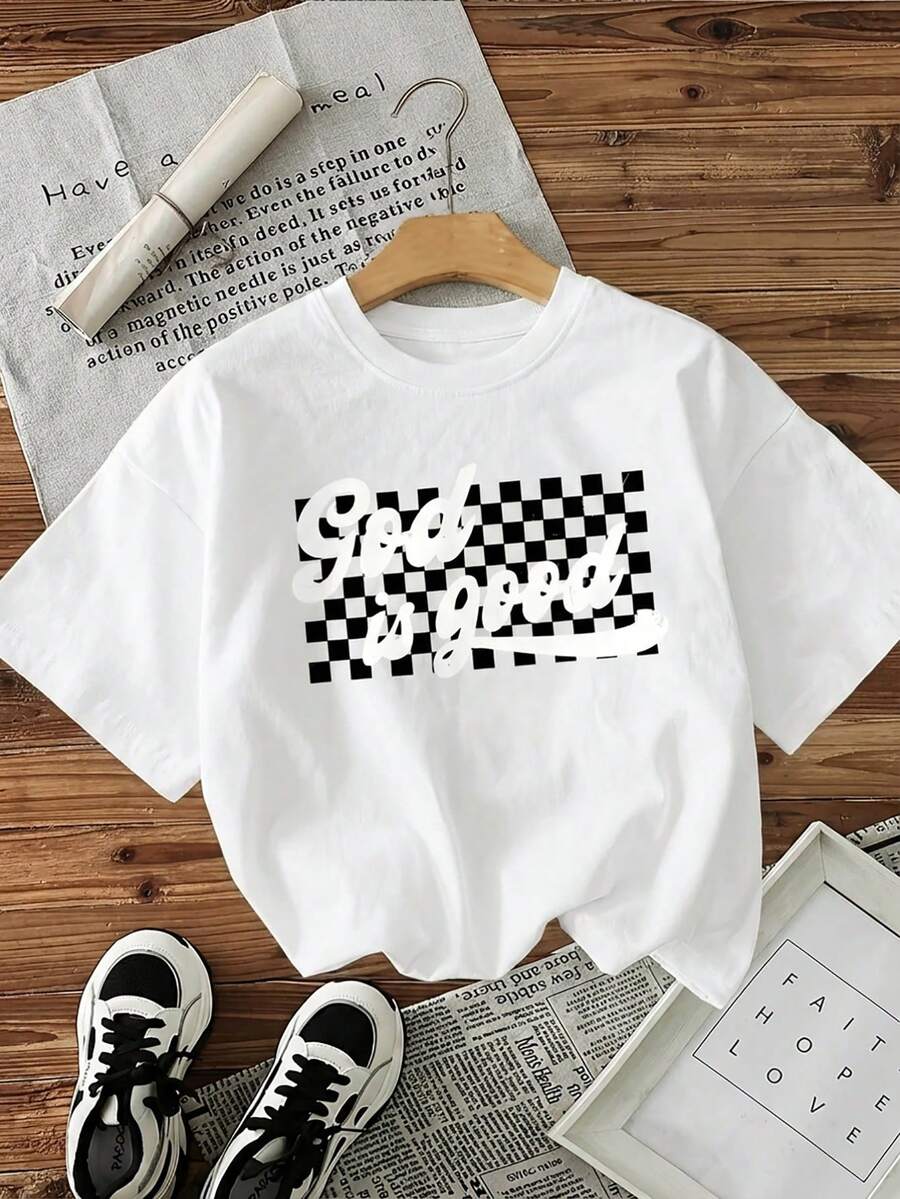 La camiseta de cuello redondo de manga corta tiene impresa la palabra "Dios es bueno". - Blanco - Ver 1
