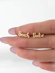 1对极简字母沙滩宝贝耳钉，适合女性和女孩的度假风沙滩饰品 - 字母海灘耳環 - 查看 4