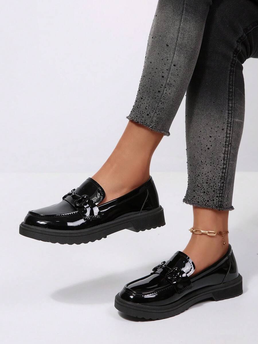 女士厚底圆头黑色漆皮装饰乐福鞋，休闲日常通勤学生鞋，适合所有季节