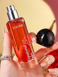 1 Chai 30ml Nước Hoa Tình Yêu Xích Đạo, Xịt Thơm Cao Cấp, Lưu Hương Lâu Dài, Hương Thơm Phòng. Hương thơm nồng nàn, quyến rũ khiến bạn cảm thấy như đang đắm chìm trong một cuộc tình lãng mạn say đắm. Đây là một loại nước hoa dành cho nữ, một mùi hương độc đáo với mức giá phải chăng hơn so với các thương hiệu lớn. Rất thích hợp để sử dụng trong kỳ nghỉ, phù hợp với nhiều hoàn cảnh khác nhau và là lựa chọn lý tưởng cho sử dụng hàng ngày. Đây là vật dụng thiết yếu cho những buổi hẹn hò của phụ nữ và cũng là một món quà tuyệt vời. - 30ml - Xem 2