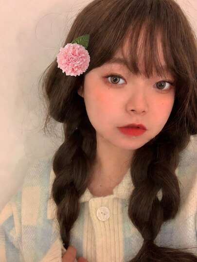 1个3D立体花朵发夹，带绿色叶子，可爱鸭子造型，适合编发、新娘发型、春夏时尚、海滩、音乐节等场合。