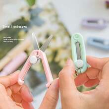 1把迷你伸缩剪刀，便携式旅行折叠剪刀，小巧易用，适用于剪纸、缝纫等项目——非常适合办公室和日常居家使用，颜色随机。 - 單件 - 查看 5