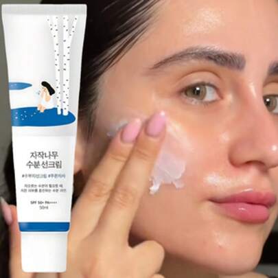 كريم واقي من الشمس مرطب بحماية عالية SPF 50+ | مع عصير شجر البتولا للترطيب العميق، واقي شمسي طبيعي، لطيف وغير مهيج، مناسب للبشرة الحساسة، يمكن استخدامه كرعاية للبشرة ووقاية من الشمس