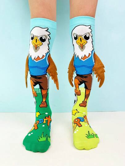 一双儿童过膝袜，趣味十足，设计独特，饰有可爱的灰色兔子图案和3D兔子耳朵装饰。四季皆宜，是节日礼物的完美之选，也适合儿童派对、情人节、复活节、假期、户外活动和日常穿着。