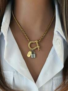 一套双色马蹄锁字母吊坠项链，包含一条独立的辟邪眼吊坠项链和一条短项链。呈现优雅复古美感，适合作为日常时尚配饰。 - 彩色 - 查看 18