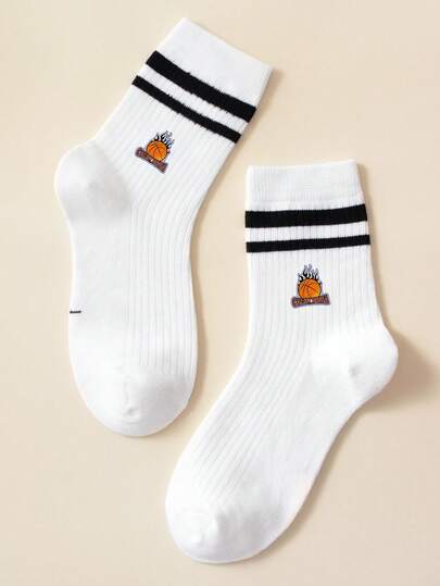 1 Pair Of Children's All-Weather Socks With A Basketball Pattern On Them, Suitable For Both Boys And Girls To Wear. This Is A Universal Style For All Seasons, Featuring A Simple Sporty And Casual Design With Parallel Black Stripes. It Is A Mid-Length Sock, Specially Designed For Students And Part Of A Party Set.