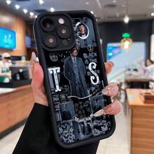 Fondo de pantalla de Peaky Blinders con traje negro y estilo. Esta elegante funda es compatible con Samsung, Apple, VIVO, OPPO, , Transsion, ,  y Honor. Fabricada en silicona TPU, ofrece protección contra golpes y caídas, además de una sensación superior. Es un regalo ideal para familiares, amigos y seres queridos, y una opción perfecta para San Valentín y Año Nuevo. - Negro - Ver 1