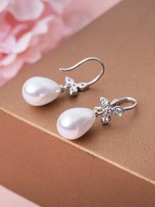 一对优雅时尚的女士水滴形仿珍珠立方氧化锆耳环，适合日常佩戴、派对、婚礼、宴会或作为礼物（不含包装盒） - 銀色 - 查看 6