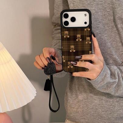 1个复古棕色格子熊图案TPU材质手机壳，带挂绳
